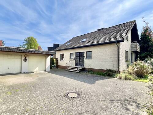 Doppelgarage, Hausansicht - Einfamilienhaus mit 182,00 m&sup2; in Detmold zum Kaufen