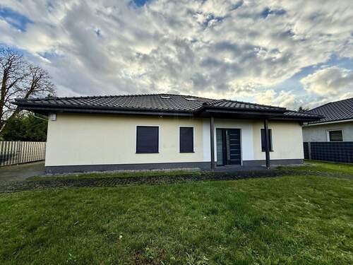 Hausansicht - Erstbezug: Einfamilienhaus mit moderner Garage