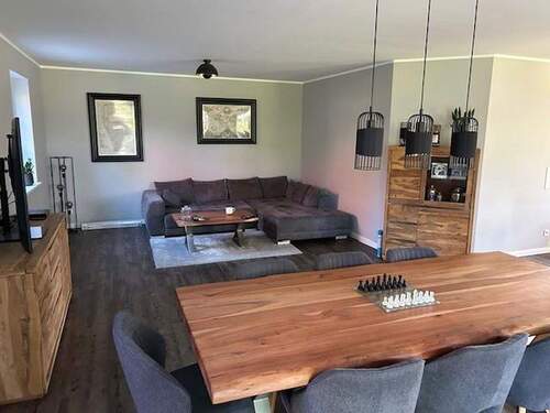 Wohnbereich und Esstisch - 