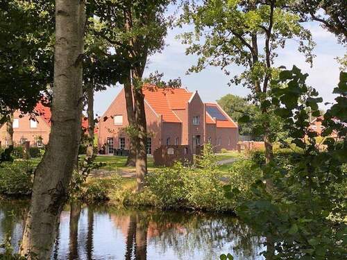 Vorderansicht mit Efehnkanal - Großes Einfamilienhaus Englischer Landhausstil mit Nebengebäude - OHNE Maklerprovision