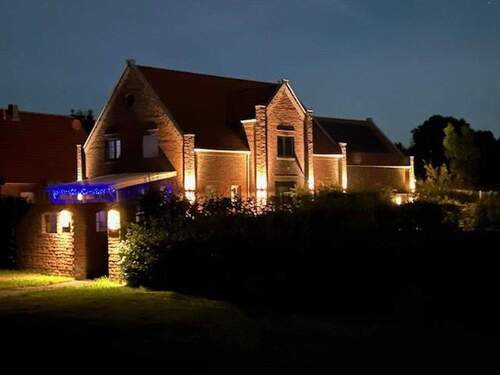 Vorderansicht mit Beleuchtung - 8 Zimmer Einfamilienhaus zum Kaufen in Barßel