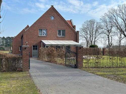 Vorderansicht mit Einfahrt - 