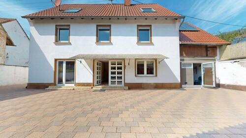 Rückansicht - ~~ WOHNHAUS IN RUHIGER LAGE MIT GARTEN, CARPORT UND AUSBAURESERVE ~~