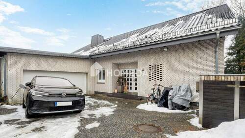 Außenansicht 1 - Wohnen mit Weitblick - Neun Zimmer, Gartenidylle und vermietete Souterrainwohnung