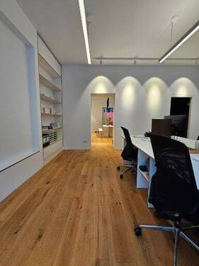 Schreibtischplätze - Moderner Co-Work-Schreibtischplatz mit 247 Zugriff und 6-Meter-Schaufenster