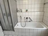 Dusche und Badewanne - 