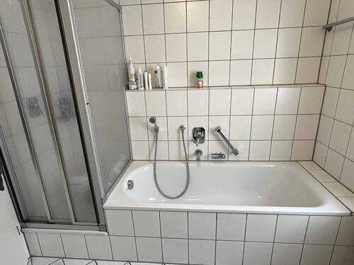 Dusche und Badewanne - 