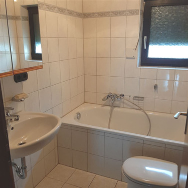 kleines Tageslichtbad mit Wanne im OG - 