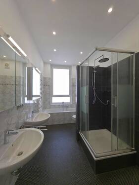 Bad mit Wanne - Dusche - Fenster - 2 Waschtische.jpg - 