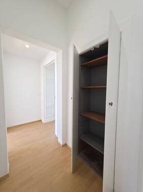 Zahlreiche Einbauschränke in der Wohnung.jpg - 