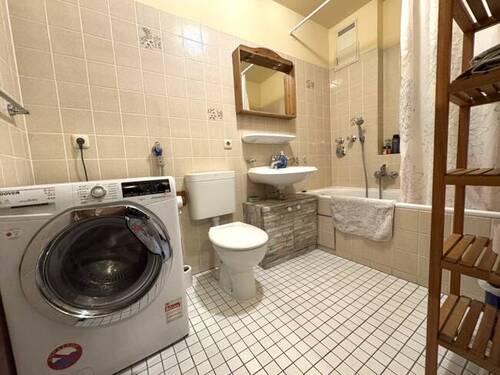 Badezimmer mit Waschmaschinenanschluss - 