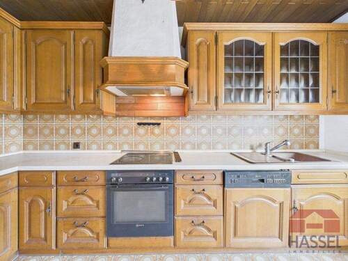 In Ihrer traditionellen Holzküche - 