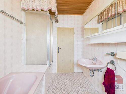 Mit Badewanne und Dusche - 