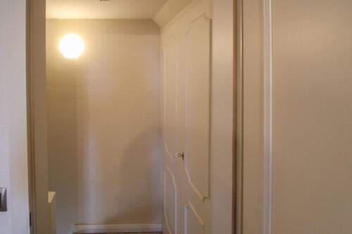 Flur mit Einbauschrank im Dachgeschoss - 