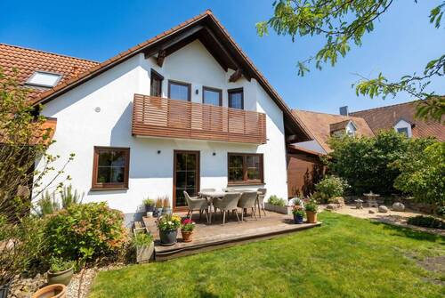 Garten mit Terrasse und Balkon - 6 Zimmer Einfamilienhaus zum Kaufen in Ellingen