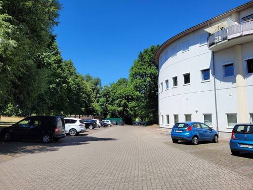 Außenansicht mit Parkplatz Richtung Westen.jpg - 