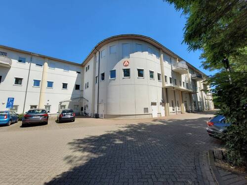 Gebäudefront mit Zugang 1. und 2. OG - 