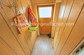 kl. Flur mit Kellerzugang und 2. Hauseingang - 