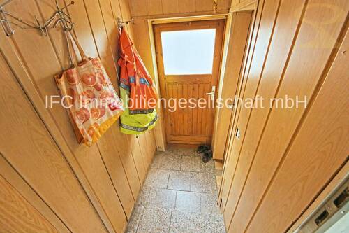 kl. Flur mit Kellerzugang und 2. Hauseingang - 