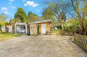 Grundstück mit Garage und Nebengelass - 