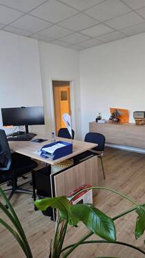 Büro - Lindenhof: Büro im Erdgeschoss eines Mehrfamilienhaus