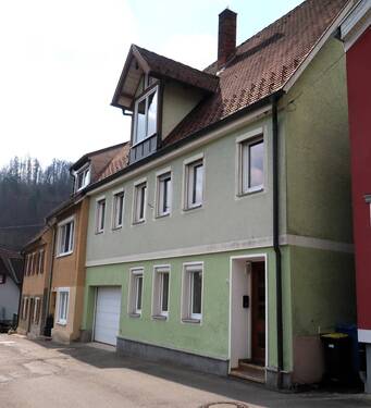 Außenansicht - Einfamilienhaus mit Einliegerwohnung, Garage und Garten