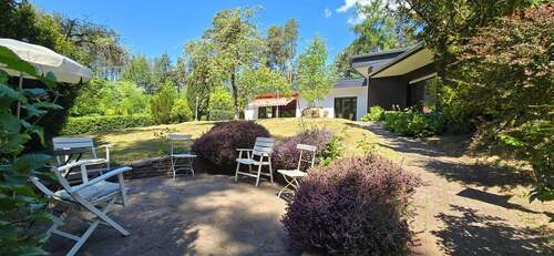 Sitzecke im Garten, Rückansicht - 