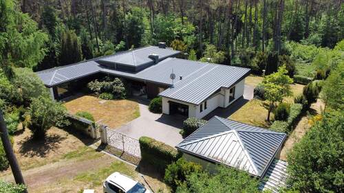 Front-/Seitenansicht - Exklusiver Bungalow in einmaliger, sehr besonderer Alleinlage!