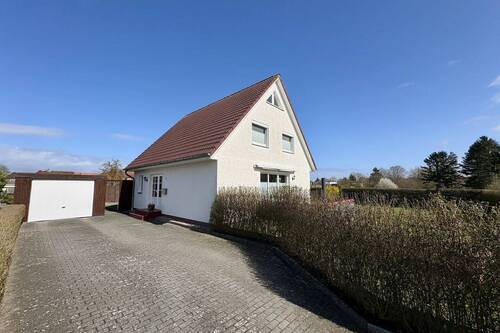 Auffahrt und Garage - Einfamilienhaus mit 107,00 m&sup2; in Dassow zum Kaufen