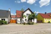 Bild 1 - Ensemble aus Einfamilienhaus und Einliegerwohnung in ruhiger Lage - mit Innenhof, Garten und viel Nutzfläche