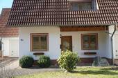 Strassenansicht - Einfamilienhaus im Neubaugebiet am Waldrand mit Bachlauf am Grundstück