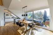 Wohnraum - Mit Weitblick: traumhafte 3-Zimmer-DG-Wohnung in attraktiver Lage