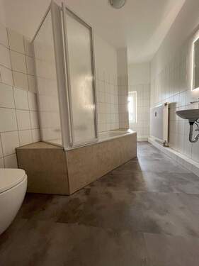 Bad - Helle, Teilmöblierte 2-Zimmer-Wohnung mit Einbauküche