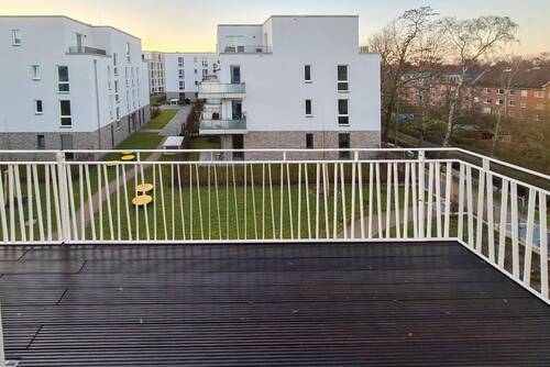 Teilüberdachter Balkon - Einfamilienhaus in Hamburg zum Kaufen