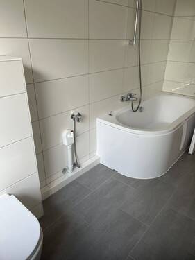 Modernes Bad mit Wanne - 