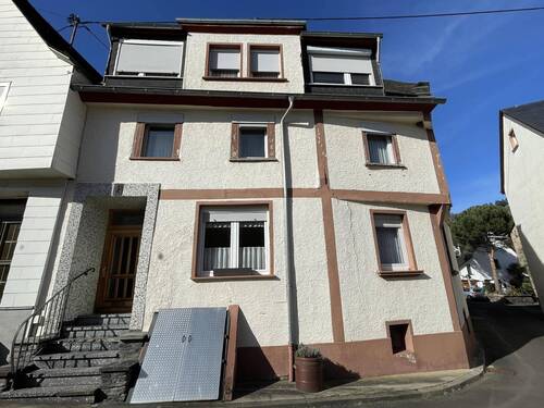 Haus Vorderseite - Zentral gelegenes Reiheneckhaus samt Einliegerwohnung