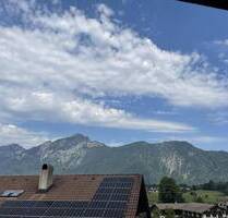 TOP-Gelegenheit in Bayerisch Gmain: Feines Dachstudio mit großem Sonnenbalkon!