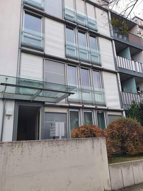 Hauseingang - Etagenwohnung mit 74,20 m² in Stuttgart zur Miete