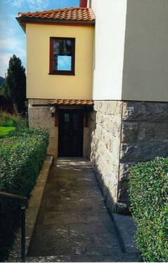 Hauseingang zur linken Wohnung - 