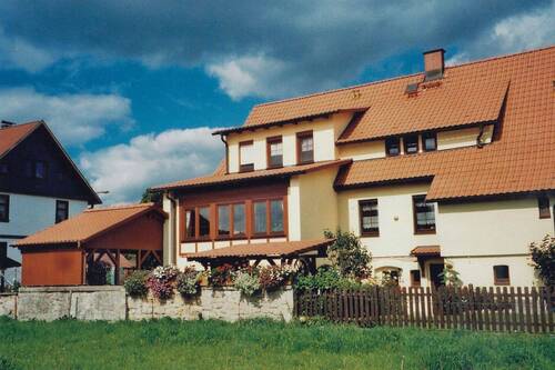 Blick vom Garten aus auf das WH mit Wintergarten - 