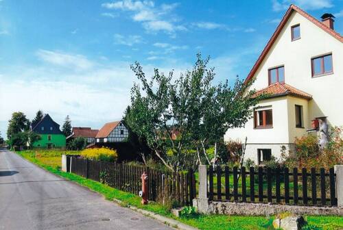 Wohnhausvorgarten mit Anliegerstraße - Mehrfamilienhaus, Wohnhaus mit 240,00 m² in Rohr zum Kaufen