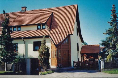 Hauseingang mit Carport - 