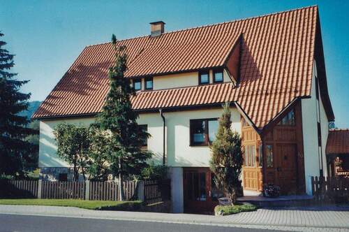 Straßenansicht mit Carport - 