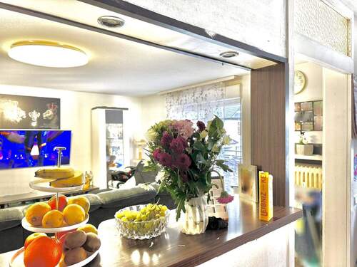 Blick von der Küche ins Wohnzimmer - 3 Zimmer Etagenwohnung in Ludwigshafen