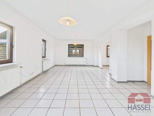 Großes Wohnzimmer mit offener Küche - 