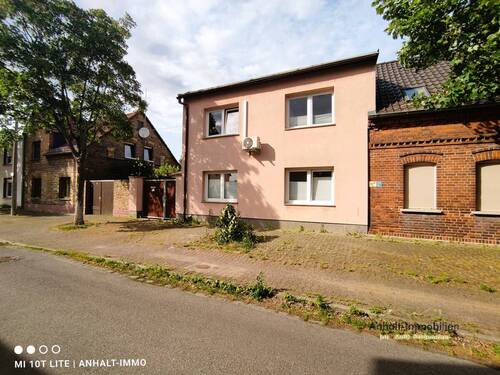 Hausansicht (2) - Einfamilienhaus mit Wintergarten, Carport und hübschen Grundstück in Greppin