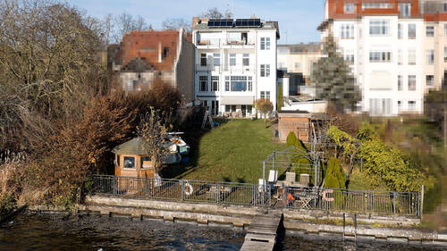 Garten und Hinteransicht - Privates Paradies am Müggelsee: Mehrparteienhaus mit Seezugang