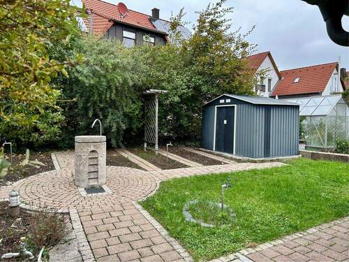 Gartenbereich mit Gartenhütte - 