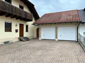 Doppelgarage und Hauseingang - 