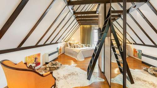 1. OG Schlafzimmer 1 - 